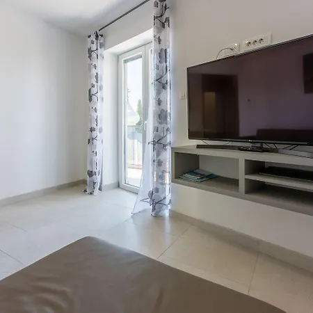 500 Meter Zum Sandstrand Mit Pool Apartment Crikvenica